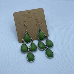 💛 Green Tear Drop Earrings